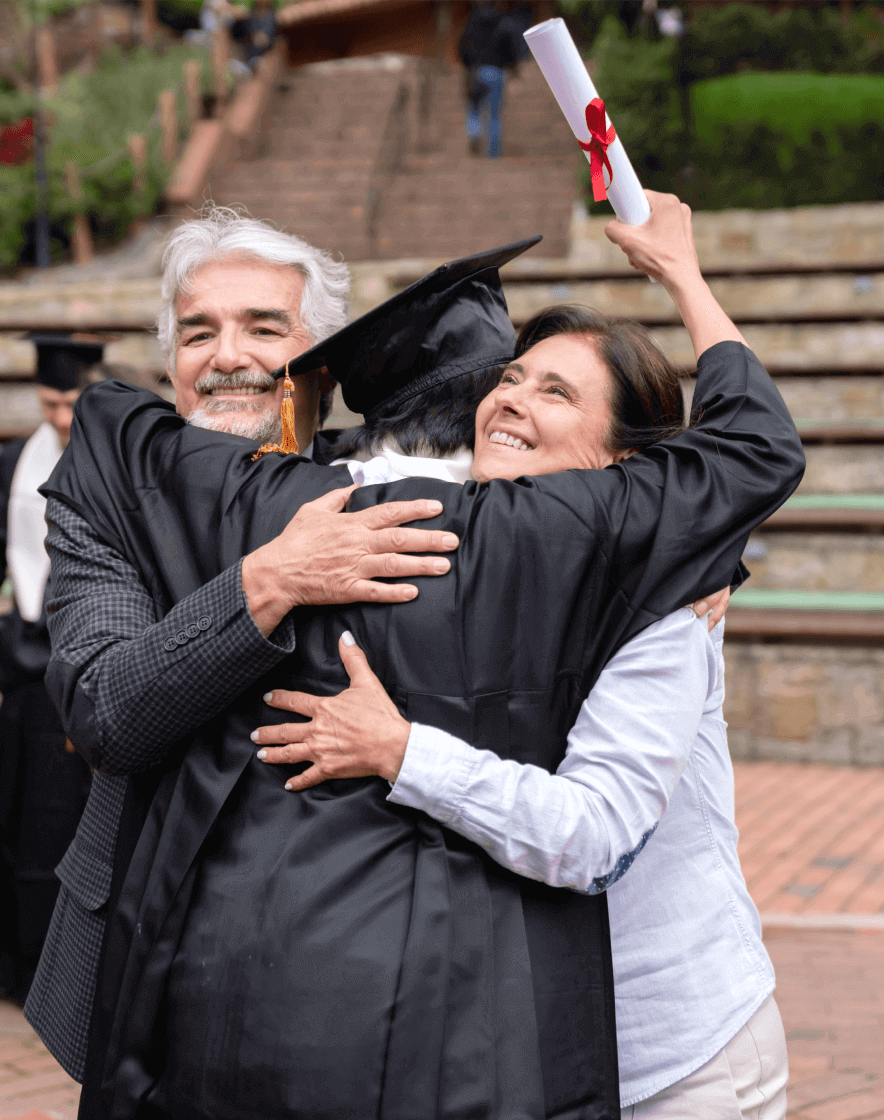 Jovem estudante com mochila sorrindo