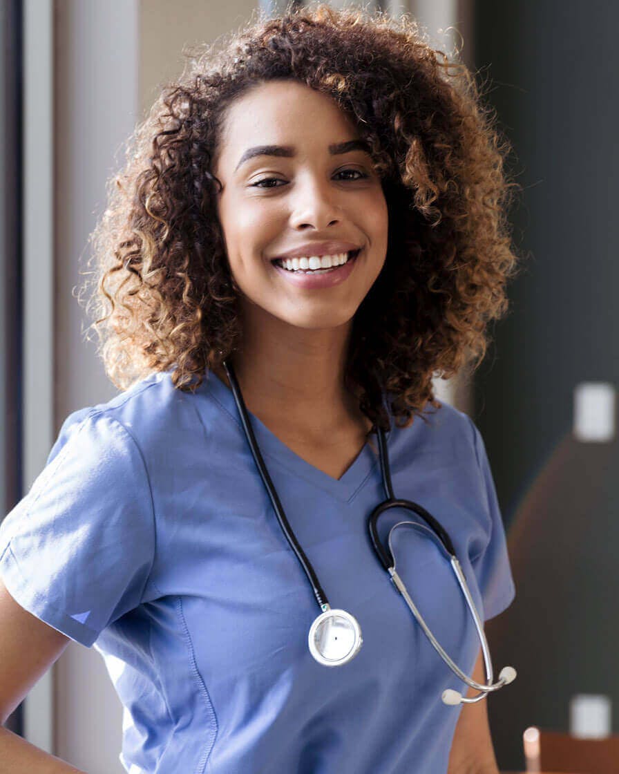 Médica de roupa azul sorrindo