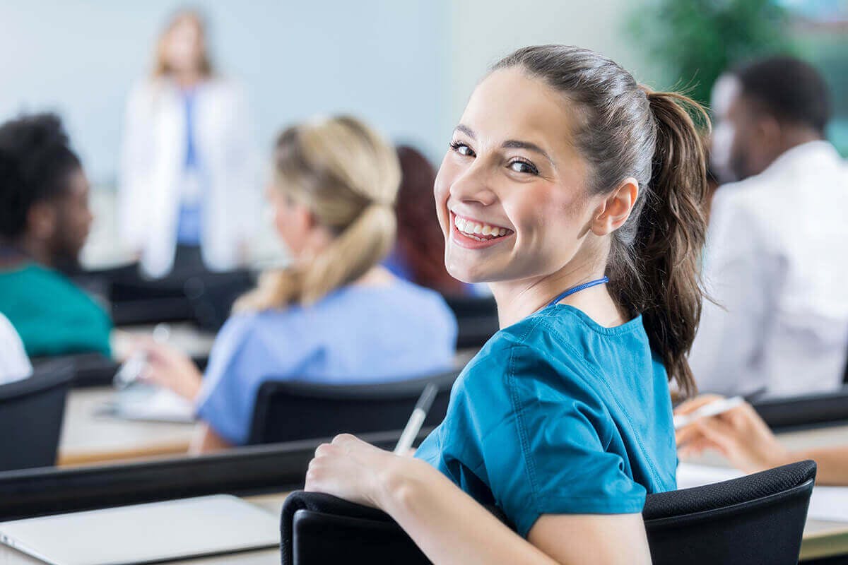 Estudante de medicina na sala de aula sorrindo