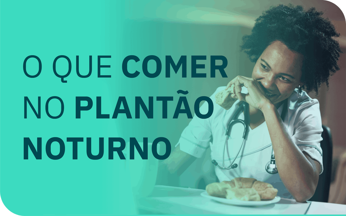 Médica fazendo uma refeição durante plantão noturno